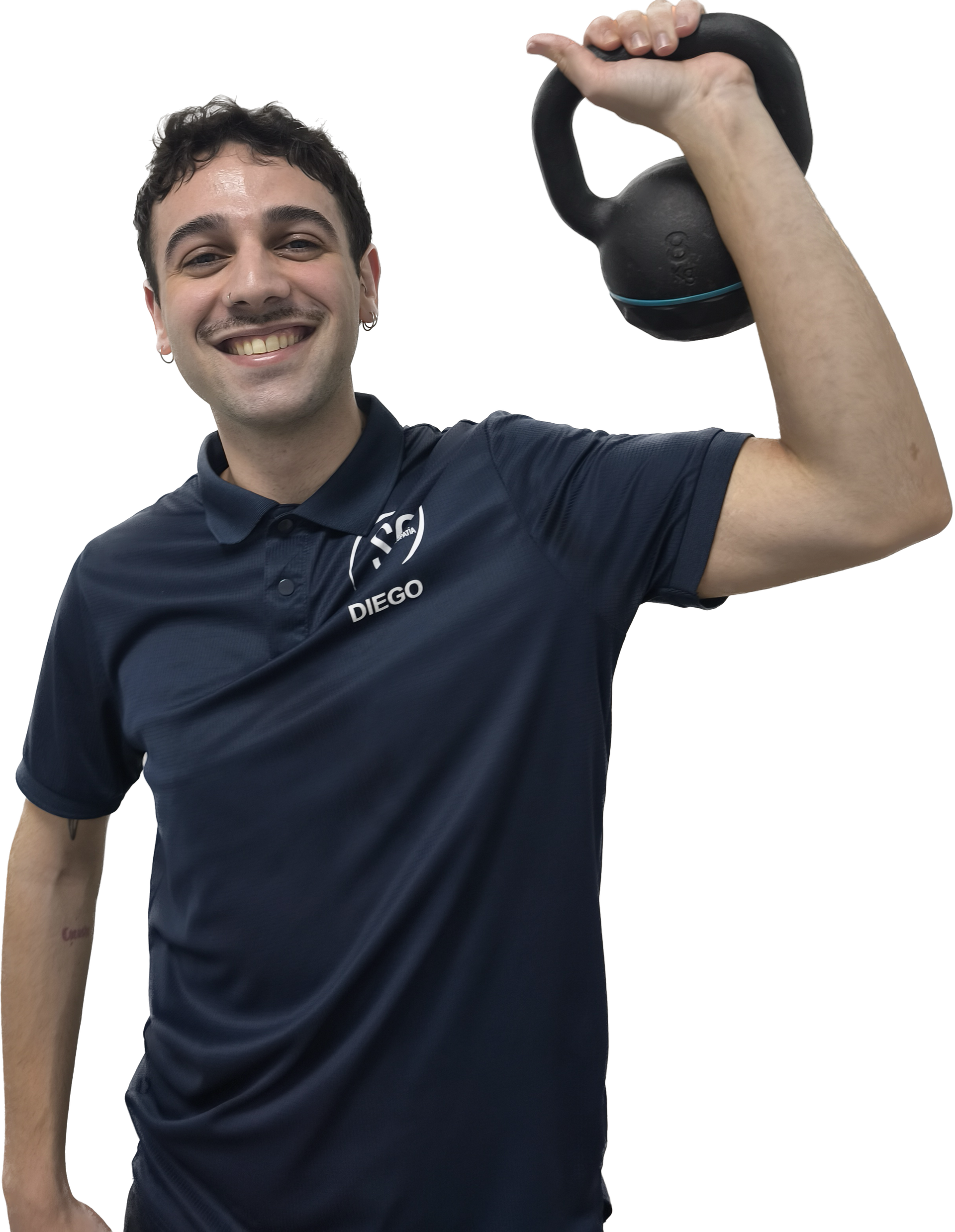 Mujer de cabello largo y oscuro, con un polo azul marino con el logotipo, con los brazos cruzados y sonriendo. Fondo blanco.