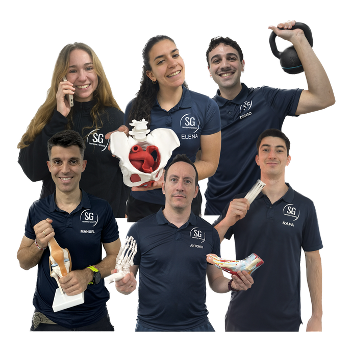 Grupo de seis personas sonriendo, sosteniendo herramientas médicas y de ejercicio, vistiendo camisetas azules a juego.