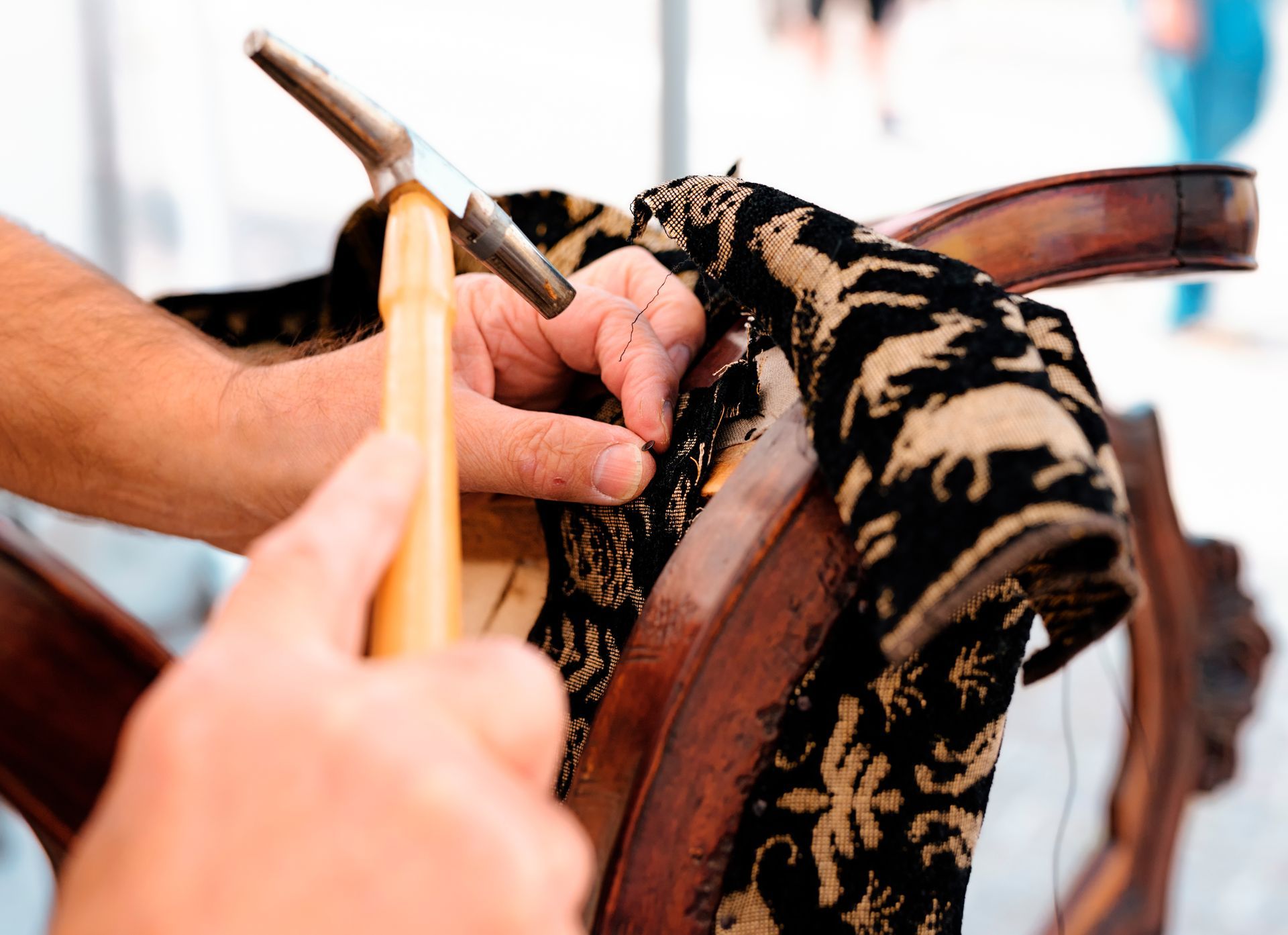 Réparation de chaise par un artisan professionnel