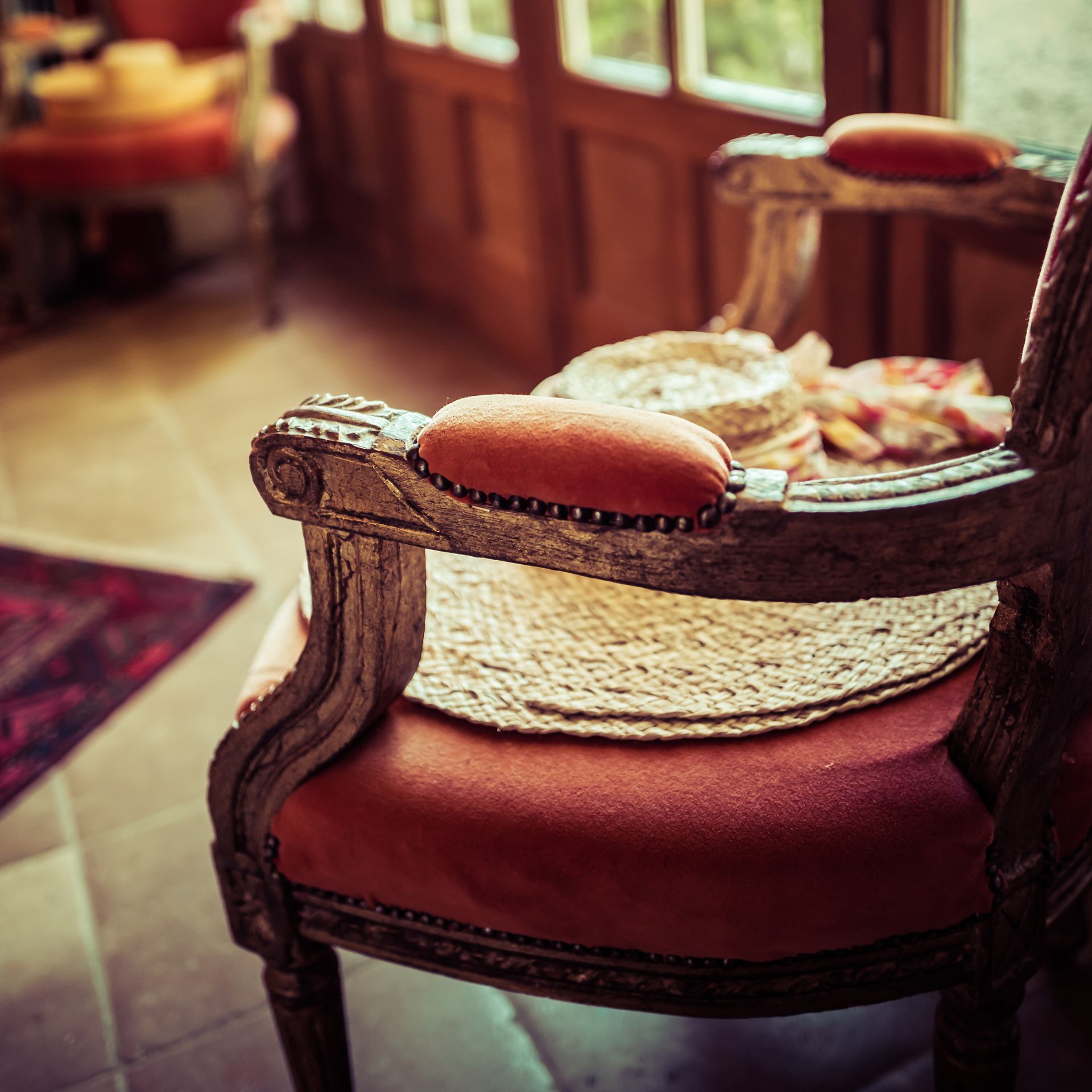 Fauteuil avec accoudoir décoré