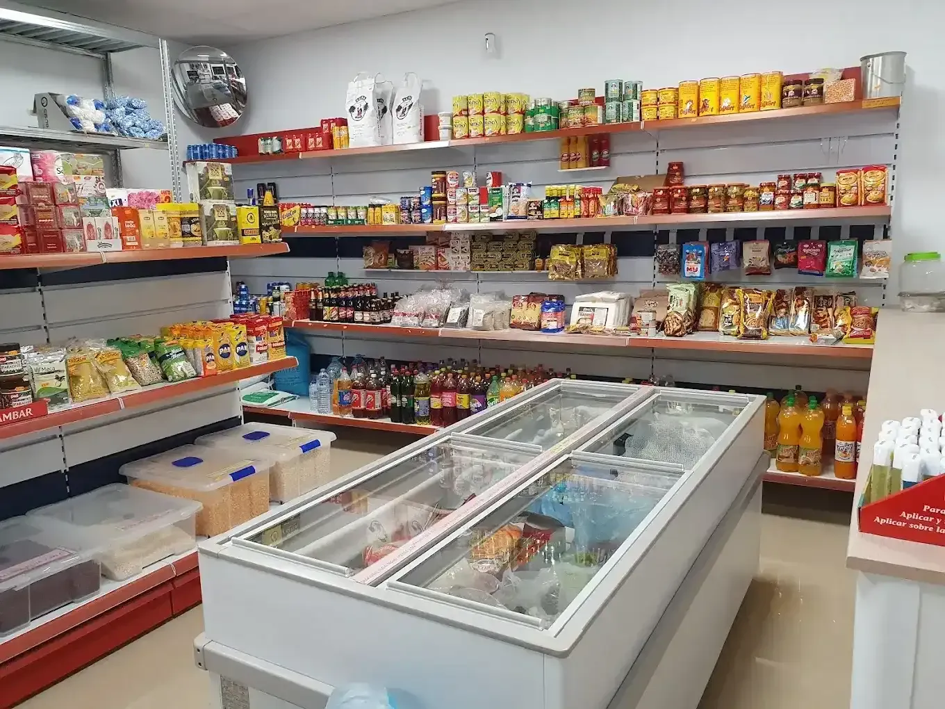 Un pequeño pasillo de supermercado 