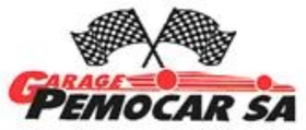 Logo con bandiere a scacchi incrociate sopra un'auto da corsa rossa e la scritta "GARAGE PEMOCAR SA".