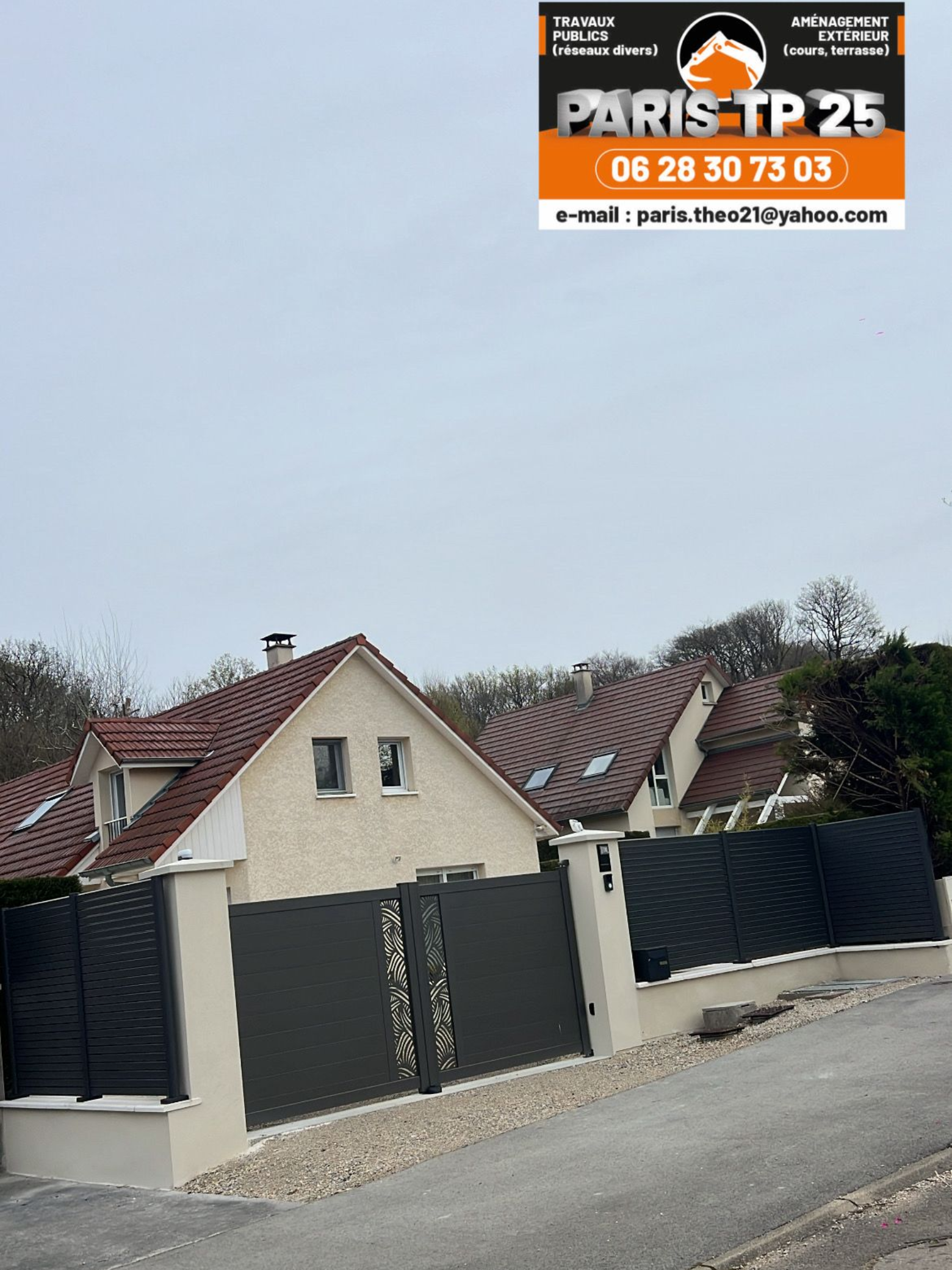 Un engin de terrassement devant une maison.