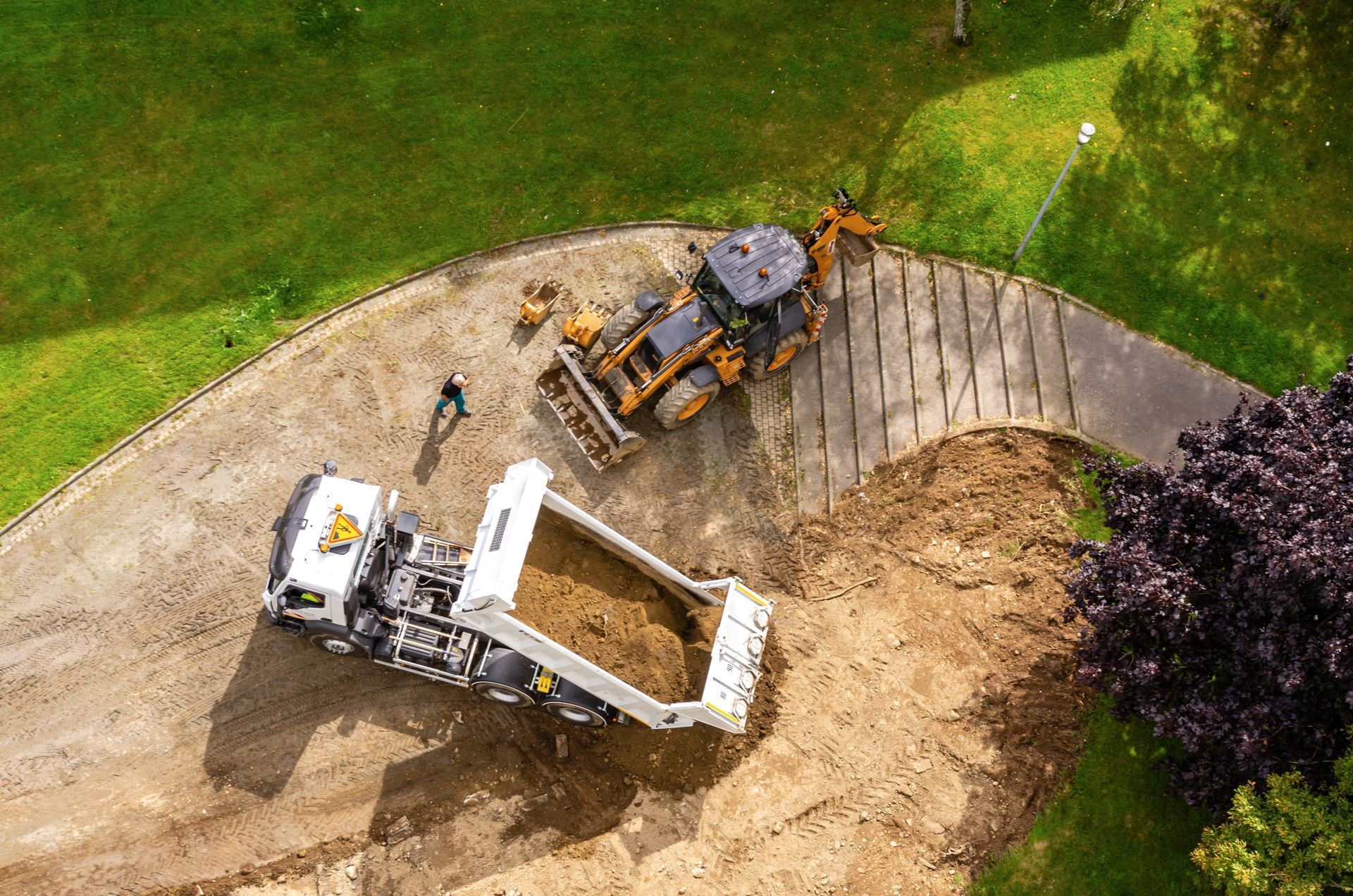 Vue aérienne d'un chantier en phase de terrassement.