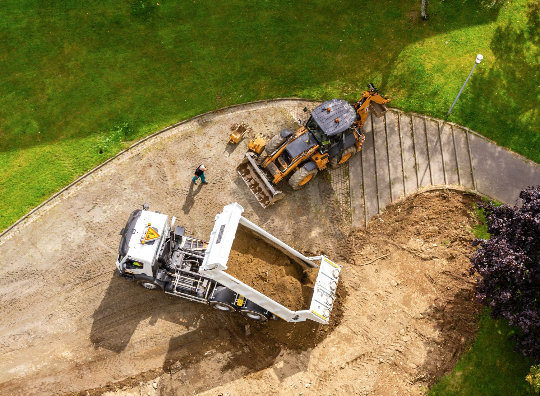 Une vue aérienne d'un chantier en phase de terrassement.