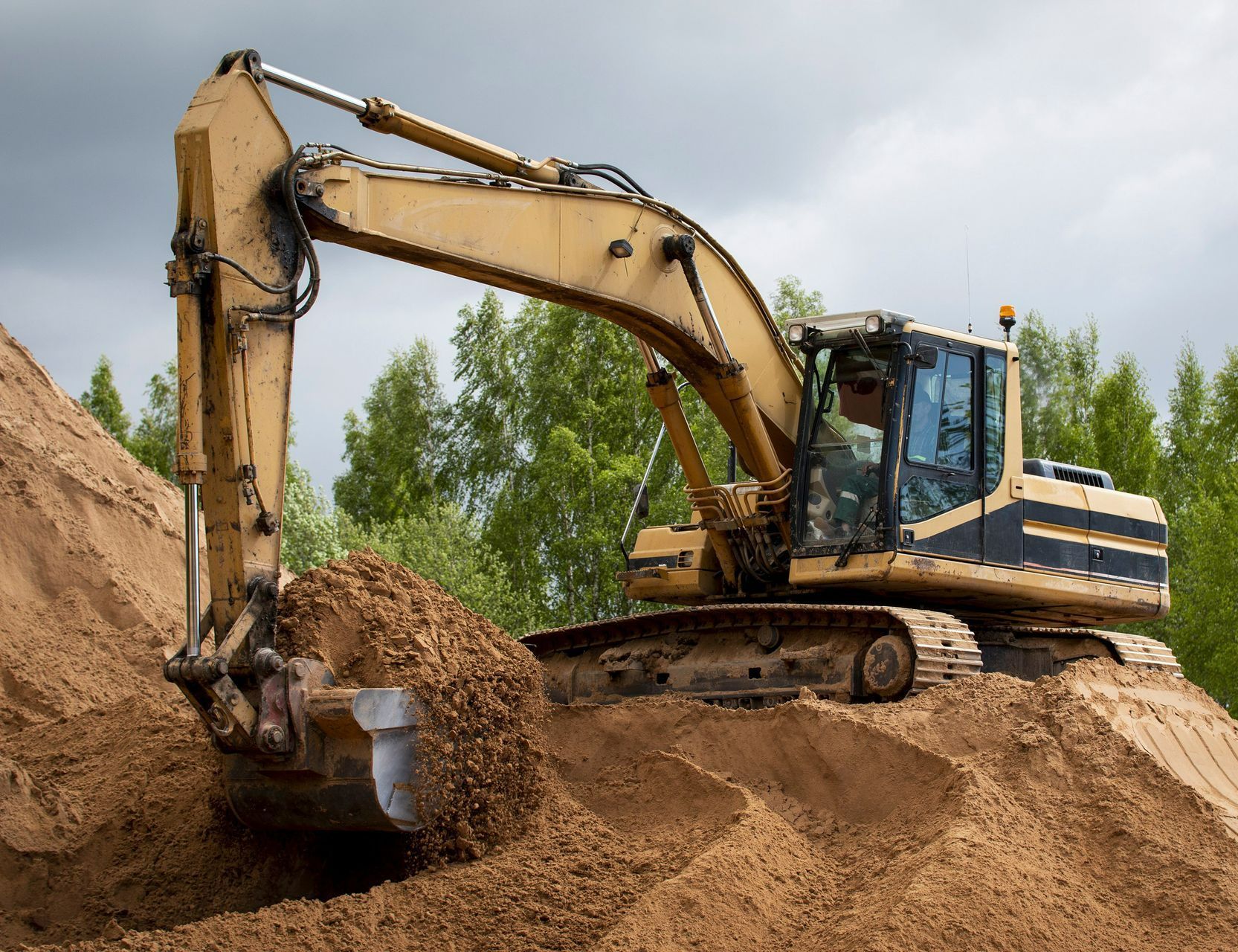 Un engin de chantier jaune