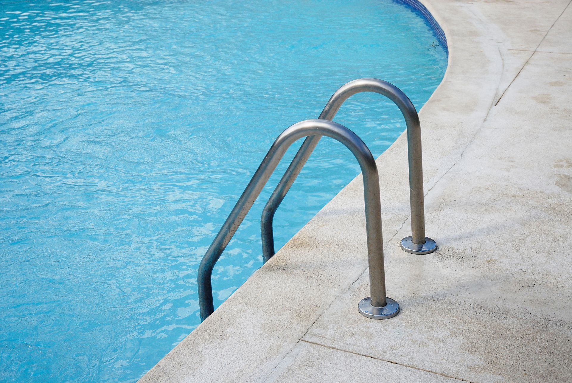 Un abord de piscine en béton.