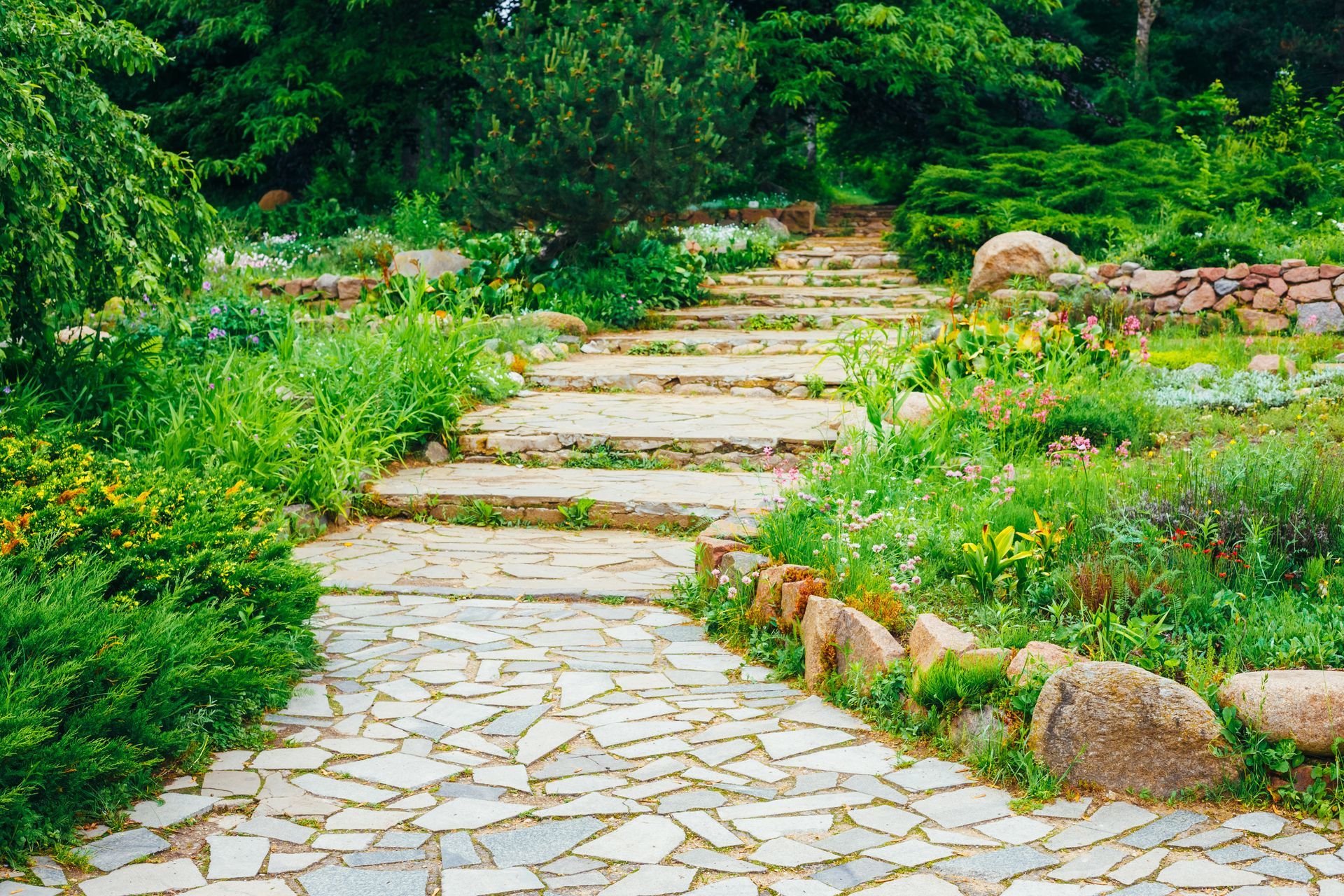 Une allée de jardin.