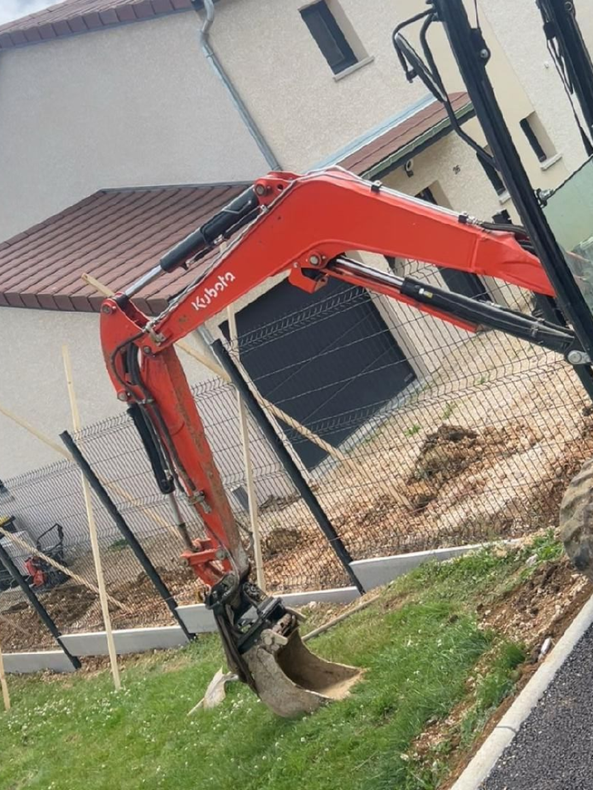Une vue aérienne d'un chantier en phase de terrassement.