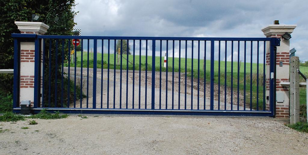 Portail bleu marine