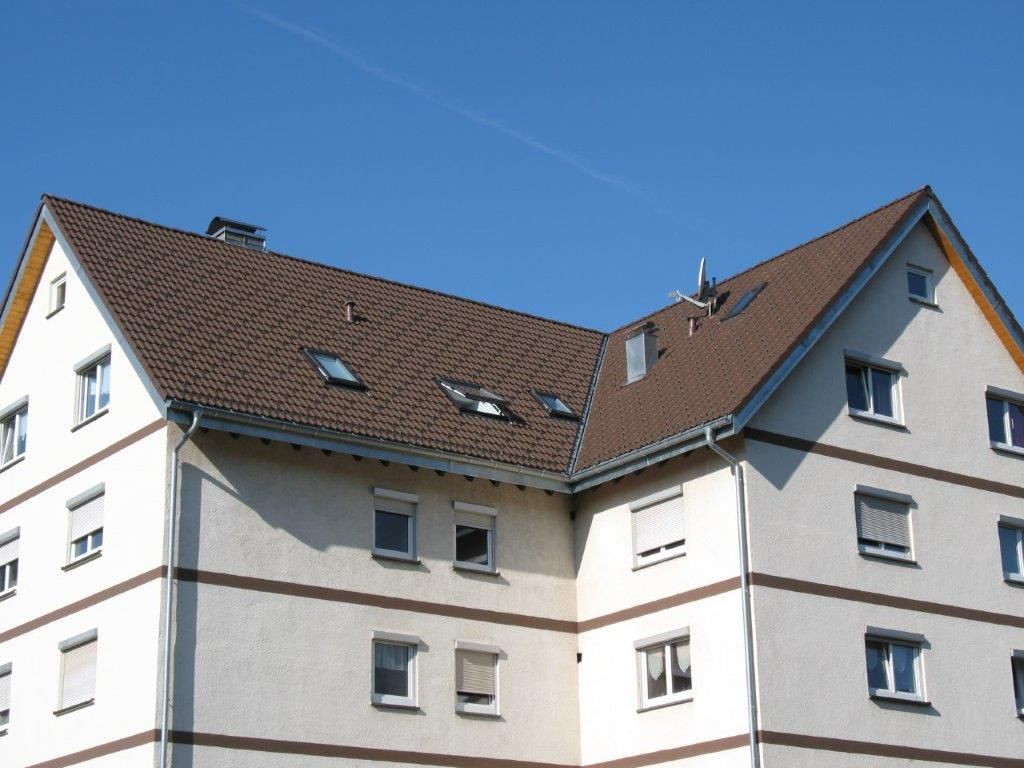 Modernes mehrstöckiges Wohnhaus mit Dachgauben und Fenstern