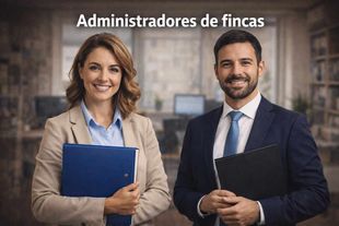 Dos profesionales vestidos de traje de negocios sostienen carpetas en una oficina.