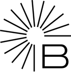 Logotipo en blanco y negro con un sol radiante sobre la letra B.