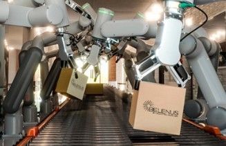 Brazos robóticos en una línea de montaje transportando cajas en un almacén o fábrica.