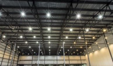 El interior de un almacén cuenta con un techo alto abovedado de estructura de acero.