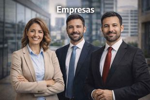 Una mujer sonriente y dos hombres con atuendo de negocios profesional están de pie al aire libre.