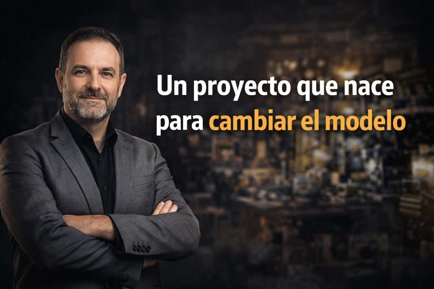 Un profesional sonriente con los brazos cruzados sobre un fondo borroso.