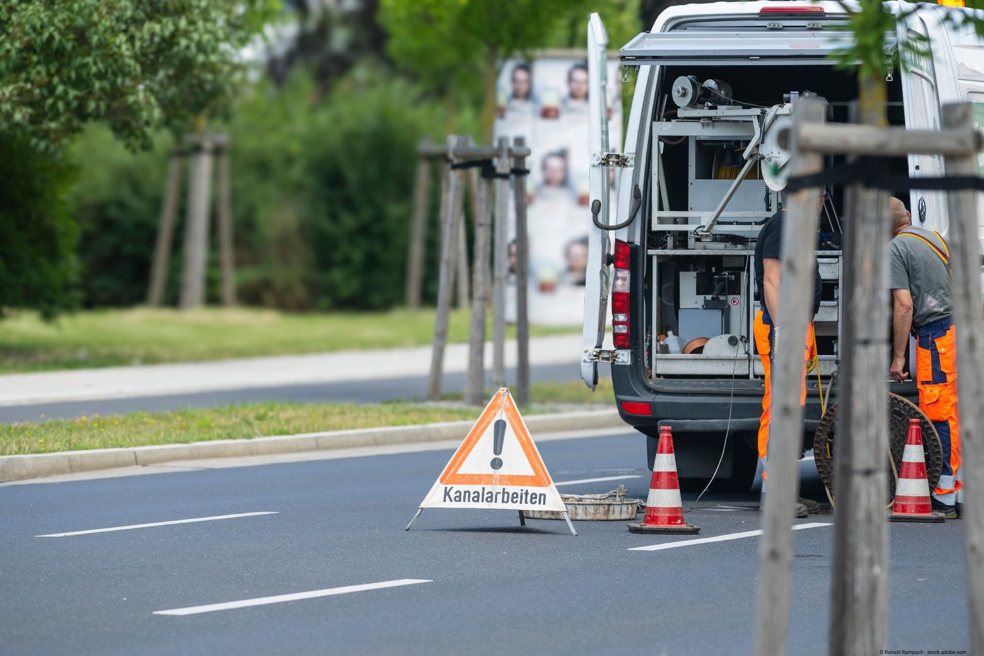 Ein Fahrzeug und Mitarbeiter der umwelt-team-weimar GmbH in Weimar bei der Reinigung eines Kanals