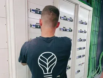 Una persona que lleva una camiseta con el logotipo de una bombilla