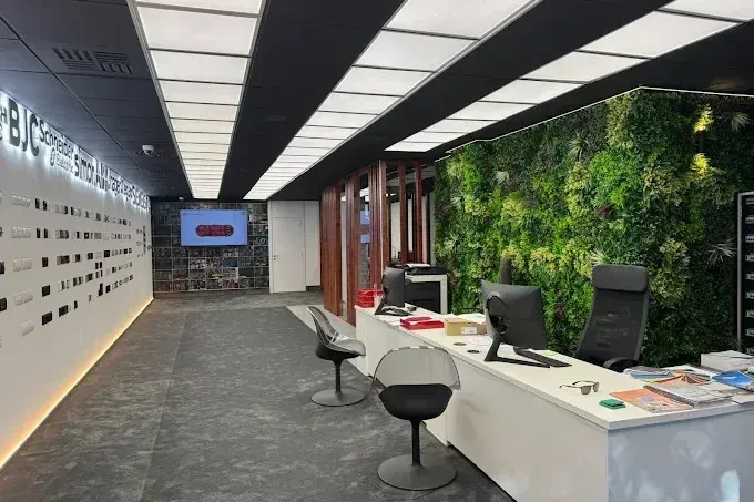 Un vestíbulo de oficina moderno con una pared de exhibición de productos