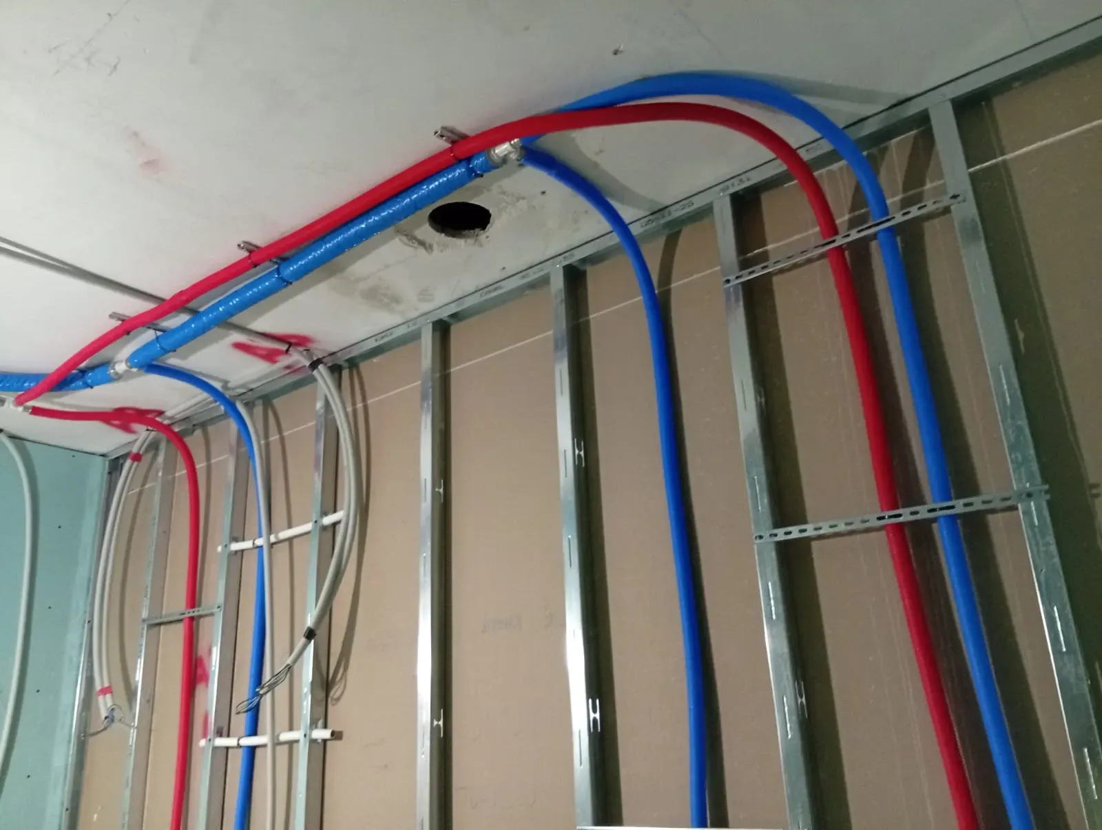 En una habitación sin terminar, tuberías rojas y azules