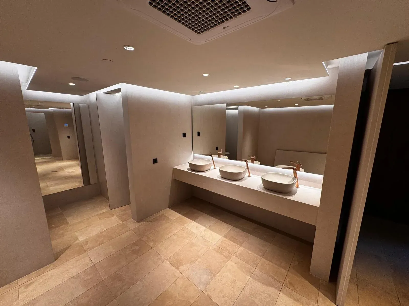 Interior de baño moderno con tres lavabos 