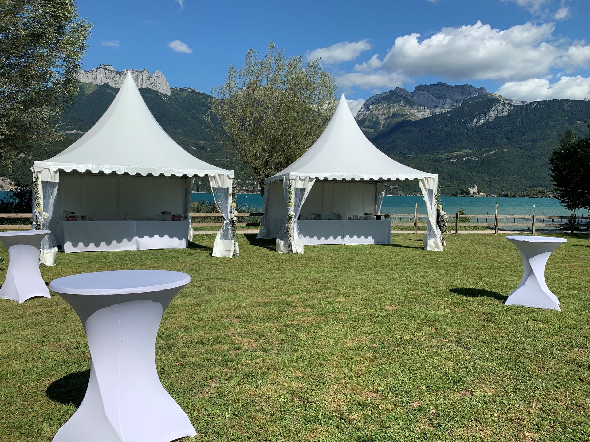 Table basse pliante noire avec plateau rond et pieds gris.