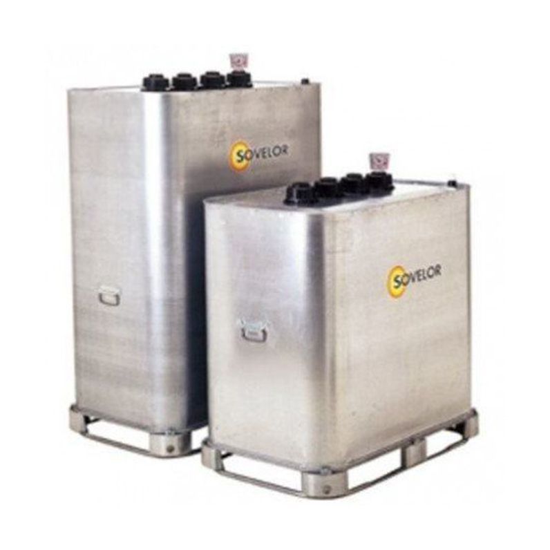 Deux réservoirs de carburant Sovelor argentés sur palettes.