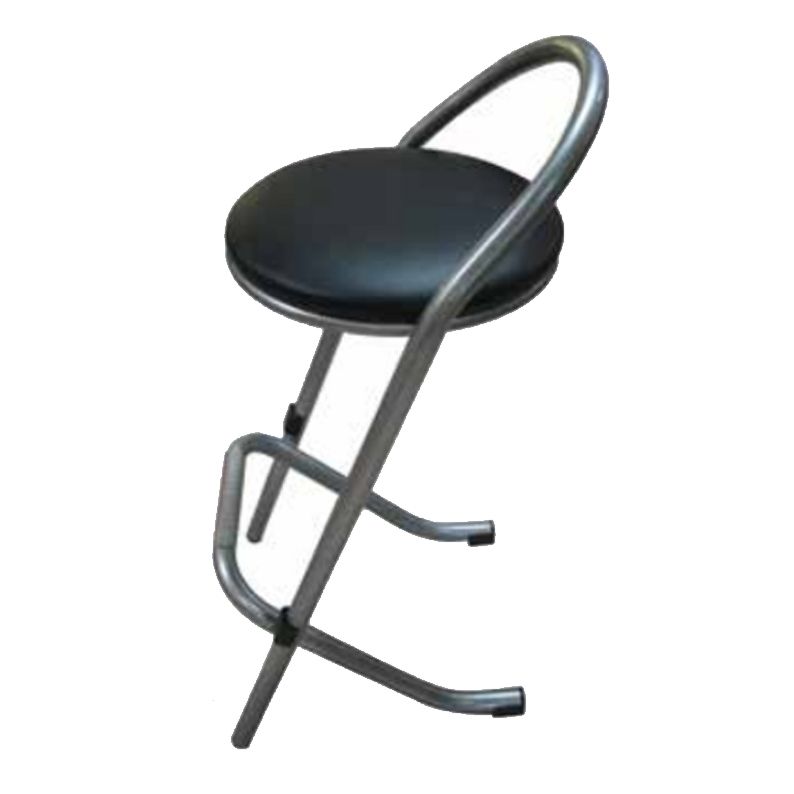 Tabouret de bar noir rembourré avec une structure en métal argenté.