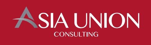 Logotipo de Asia Union Consulting en blanco sobre fondo rojo.