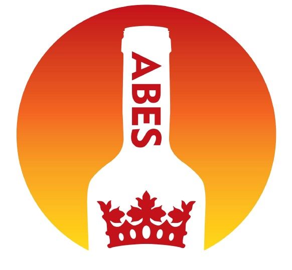 Logotipo de ABES en un círculo con degradado rojo-naranja-amarillo con una botella y una corona blancas.