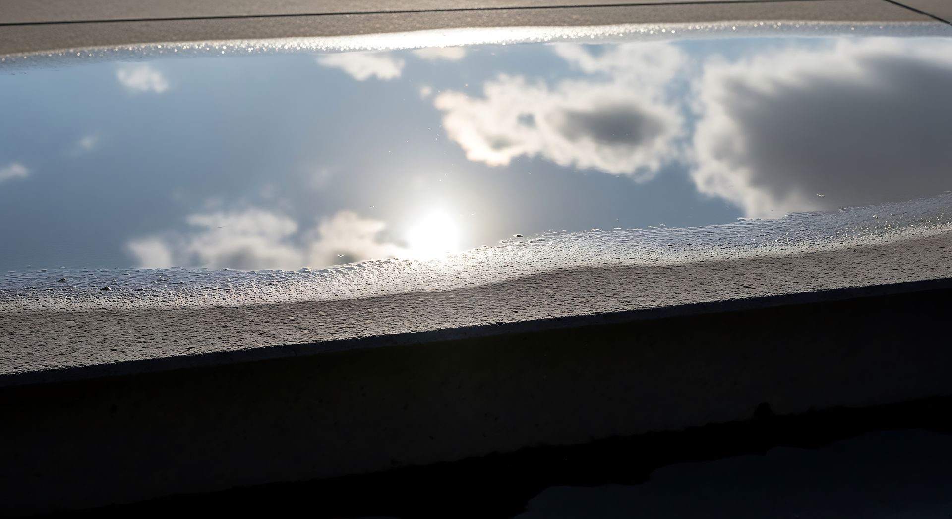 Une flaque d'eau sur un toit plat.