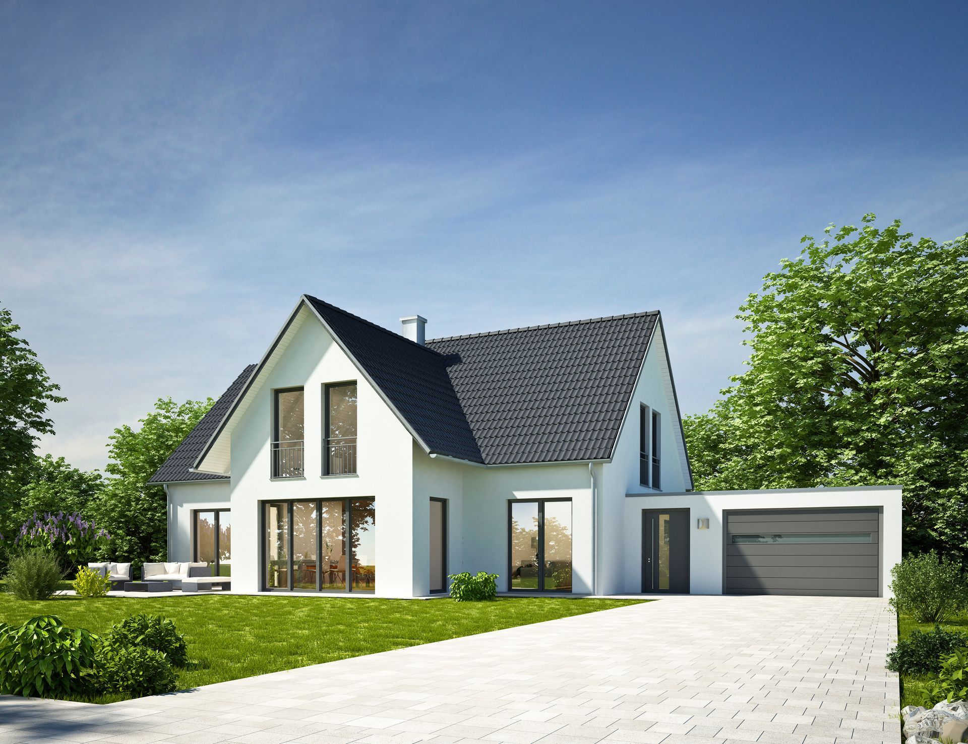 Maison blanche moderne avec toit foncé, garage et grande allée entourée d'arbres verdoyants sous un ciel bleu.