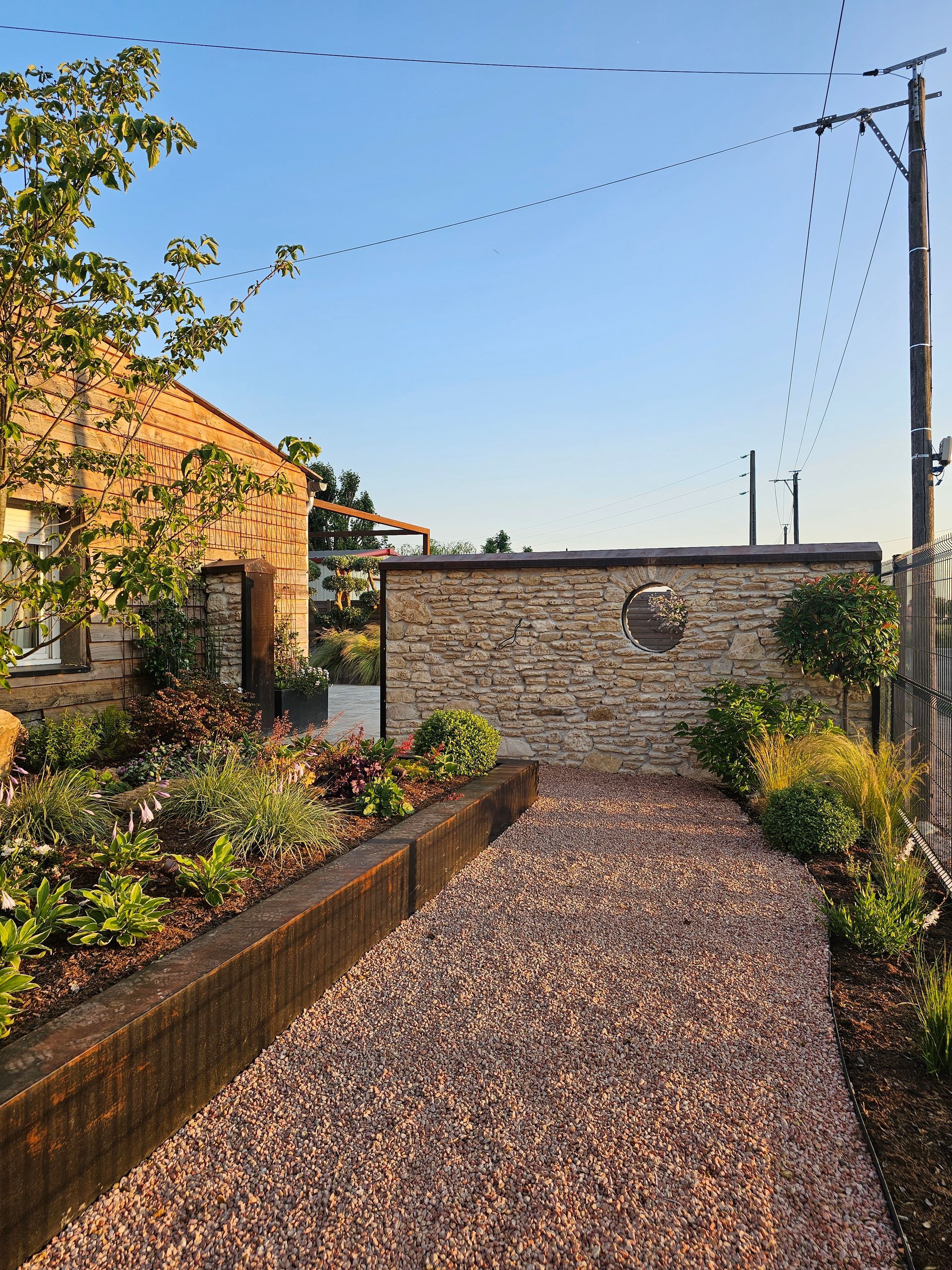 Allée graviers avec par terre de fleurs