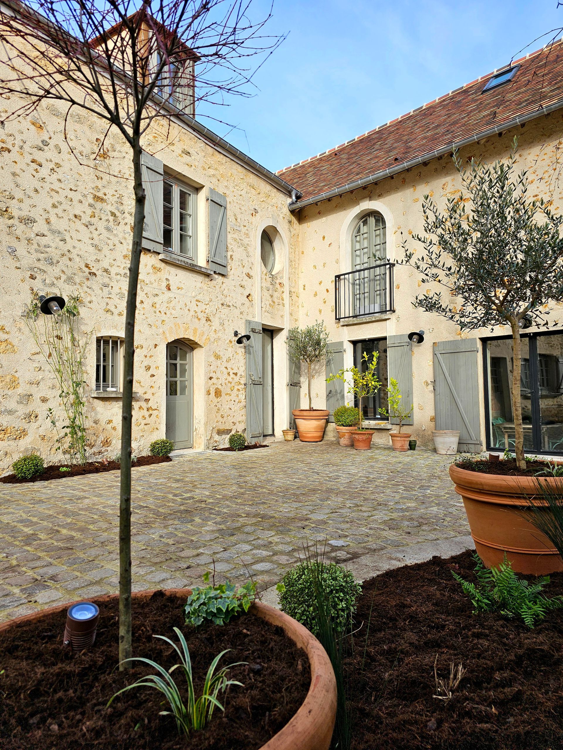 Cour intérieure aménagée avec des arbustes