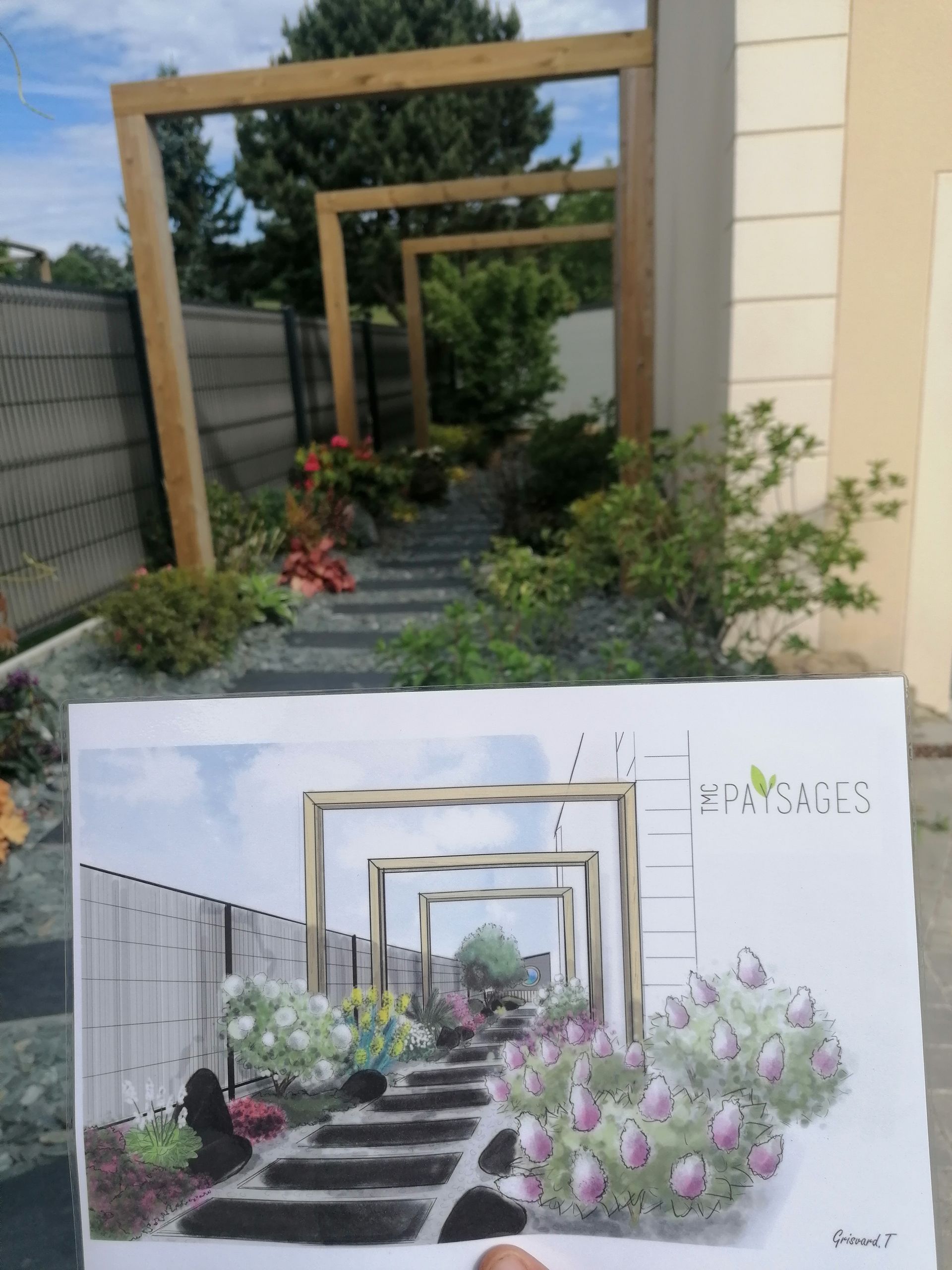 Allée de jardin aménagée avec des pierres et des fleurs