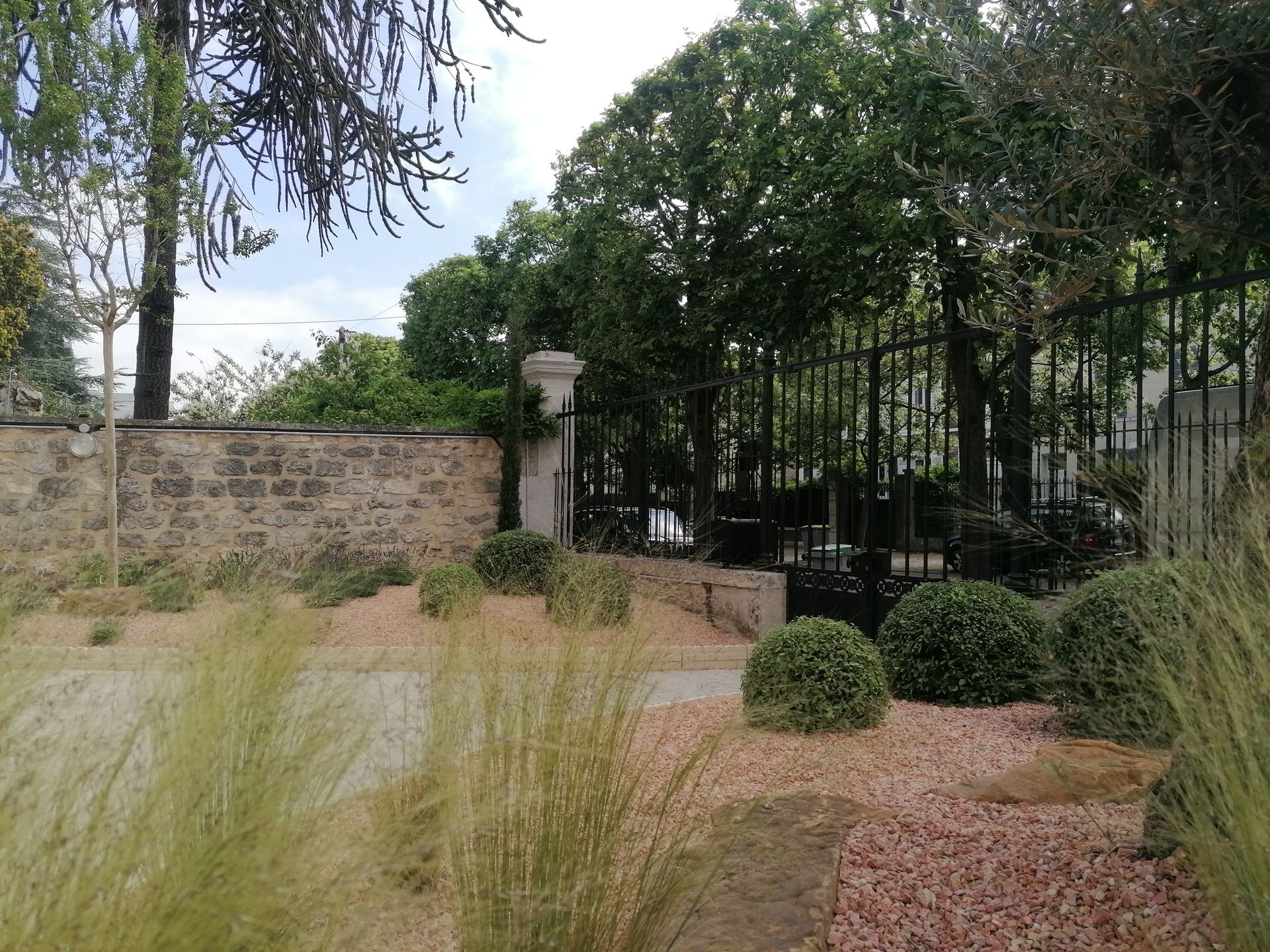 Devanture de portail aménagé avec des buissons