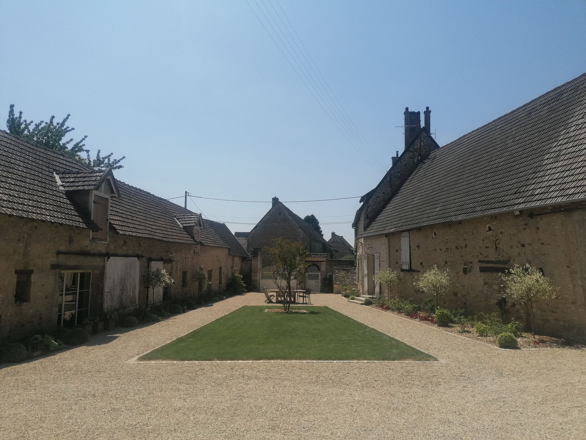 Allée d'un jardin dans une cour avec graviers