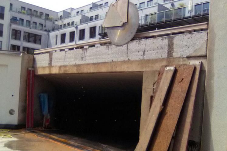 Ein Tunnel unter einer Brücke mit einem Gebäude im Hintergrund
