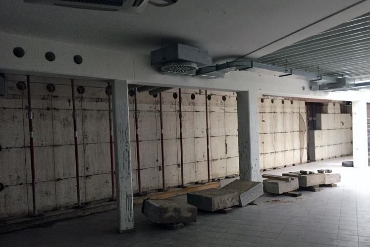 Ein leerer Raum mit vielen Wänden und Säulen