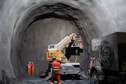 Eine Gruppe Bauarbeiter arbeitet in einem Tunnel.