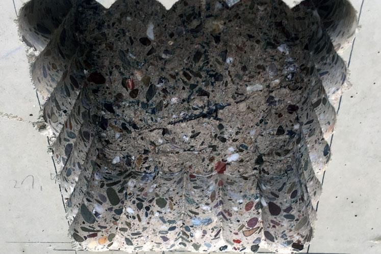 Eine Nahaufnahme einer Betonoberfläche mit einem Loch darin