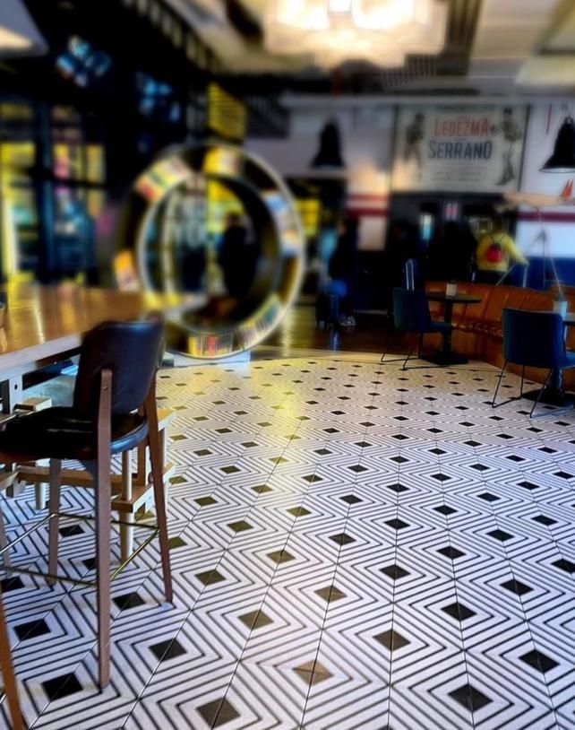 Un suelo de baldosas blancas y negras en un restaurante.