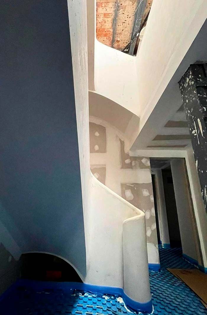 Se está construyendo una escalera de caracol en un edificio.