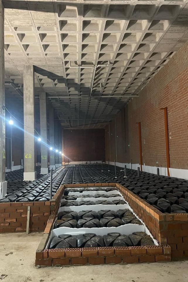 Un gran almacén con muchos ladrillos en el suelo.