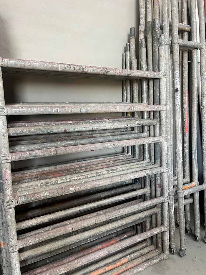 Un montón de tubos de metal están apilados uno encima del otro.