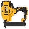 Un primer plano de una grapadora Dewalt sobre un fondo blanco.