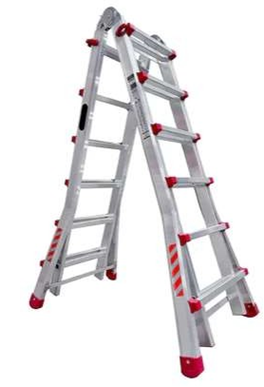 Una escalera está colocada una encima de otra sobre un fondo blanco.