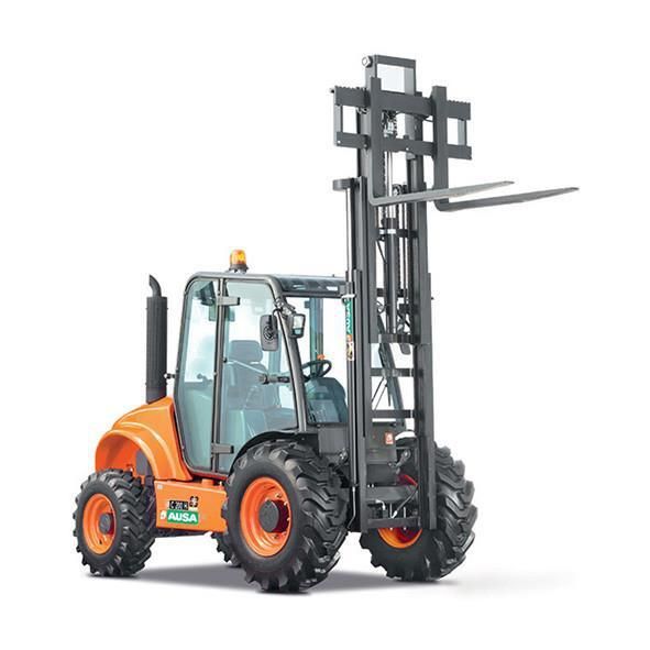 Un tractor con una carretilla elevadora acoplada a él sobre un fondo blanco.