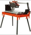 Una sierra para baldosas está colocada encima de una mesa naranja.